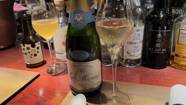 レストランでディナーを堪能する川島海荷