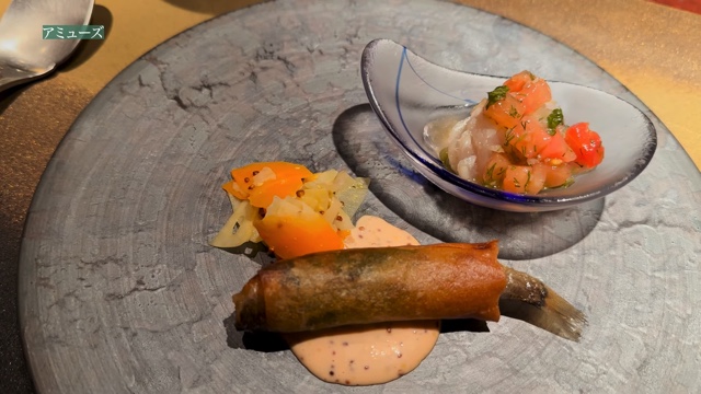 レストランでディナーを堪能する川島海荷