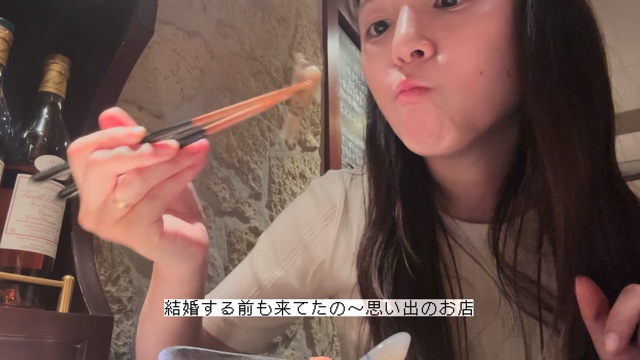 レストランでディナーを堪能する川島海荷