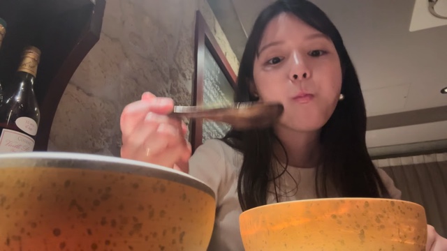 レストランでディナーを堪能する川島海荷