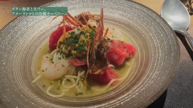 レストランでディナーを堪能する川島海荷