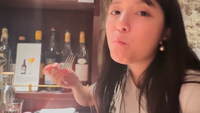 レストランでディナーを堪能する川島海荷