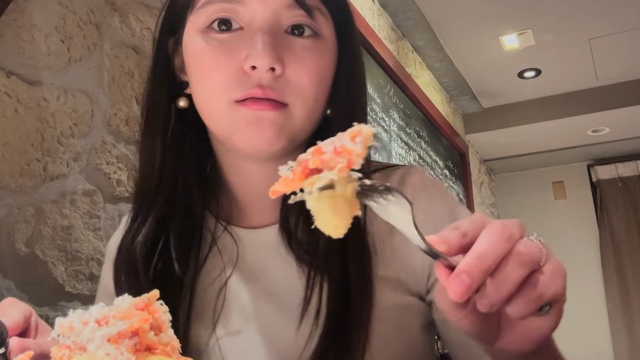 レストランでディナーを堪能する川島海荷