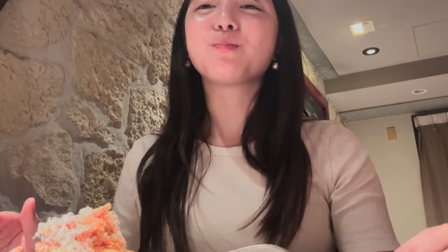 レストランでディナーを堪能する川島海荷