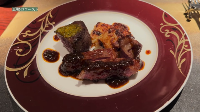 レストランでディナーを堪能する川島海荷