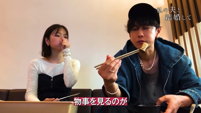 仲良くランチをする佐藤健と小芝風花