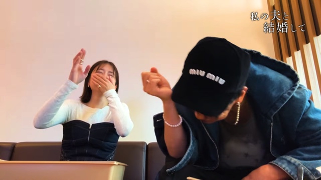 仲良くランチをする佐藤健と小芝風花