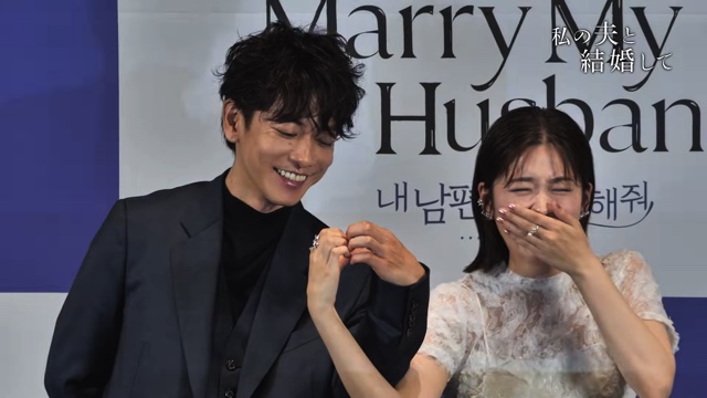 仲良くランチをする佐藤健と小芝風花