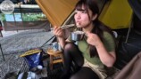 スタミナ丼を頬張る女性YouTuber「週末キャンプチャンネル。」のたにりか