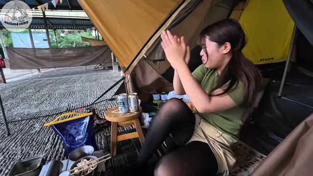 スタミナ丼を頬張る女性YouTuber「週末キャンプチャンネル。」のたにりか