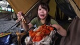 スタミナ丼を頬張る女性YouTuber「週末キャンプチャンネル。」のたにりか