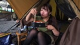 スタミナ丼を頬張る女性YouTuber「週末キャンプチャンネル。」のたにりか