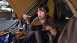 スタミナ丼を頬張る女性YouTuber「週末キャンプチャンネル。」のたにりか