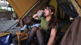 スタミナ丼を頬張る女性YouTuber「週末キャンプチャンネル。」のたにりか