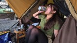 スタミナ丼を頬張る女性YouTuber「週末キャンプチャンネル。」のたにりか