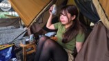 スタミナ丼を頬張る女性YouTuber「週末キャンプチャンネル。」のたにりか