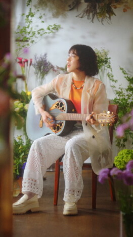 汐れいら、「ハレの日に」弾き語り映像公開