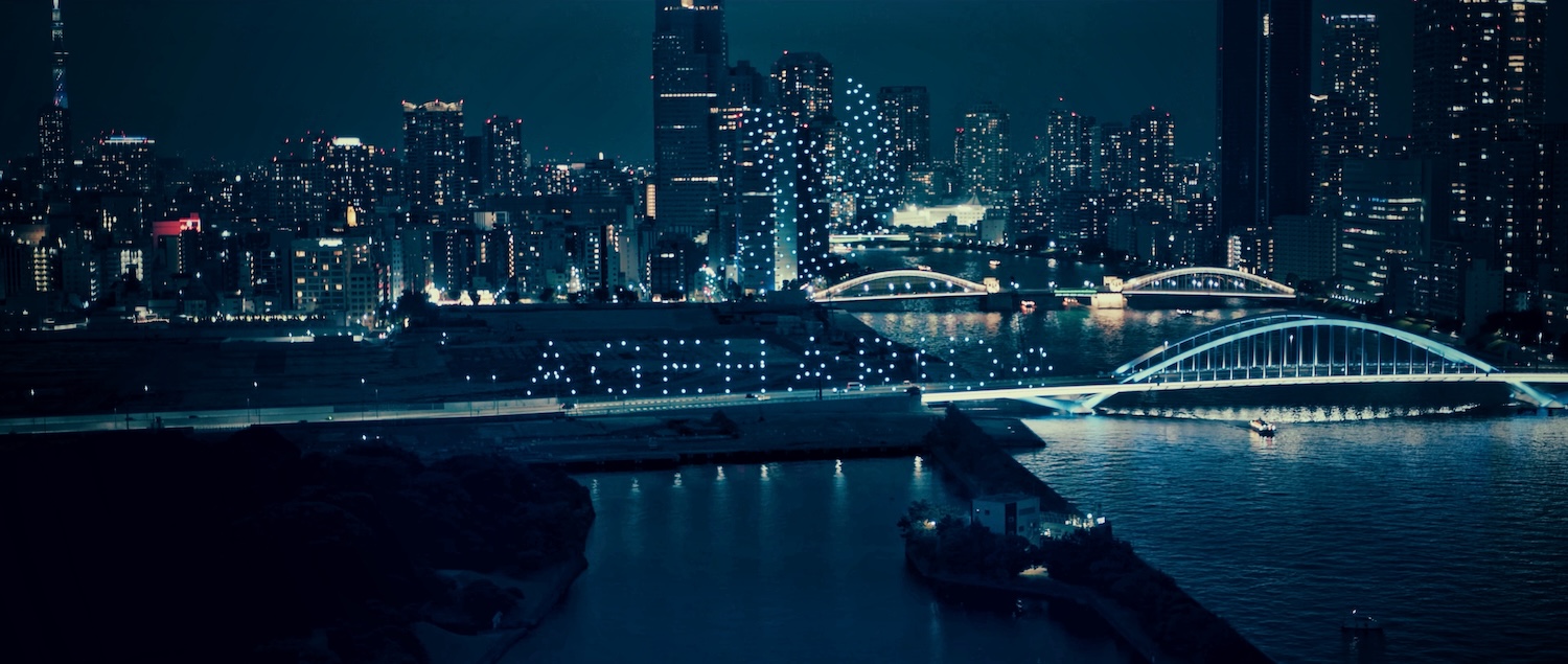 AAAのヒット曲 300機のドローンとシンクロ