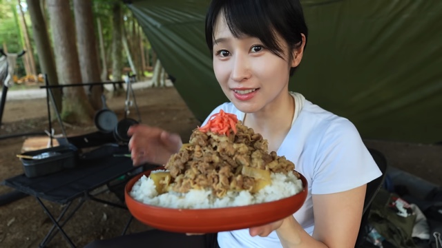 キャンプ場で牛丼を頬張るmii