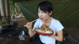 キャンプ場で牛丼を頬張るmii