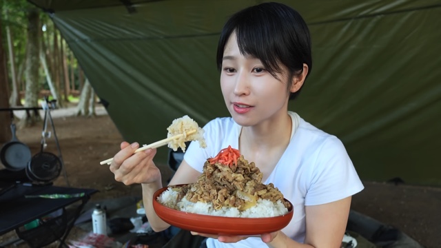 キャンプ場で牛丼を頬張るmii