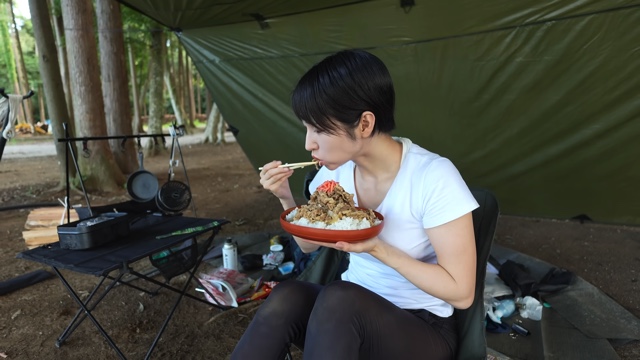 キャンプ場で牛丼を頬張るmii
