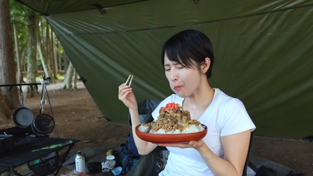 キャンプ場で牛丼を頬張るmii