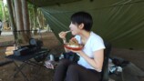 キャンプ場で牛丼を頬張るmii