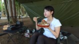 キャンプ場で牛丼を頬張るmii