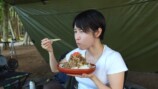 キャンプ場で牛丼を頬張るmii