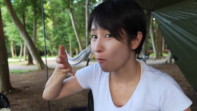 キャンプ場で牛丼を頬張るmii