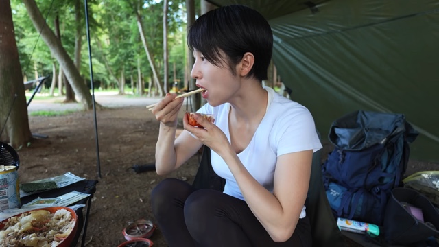 キャンプ場で牛丼を頬張るmii