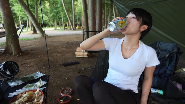 キャンプ場で牛丼を頬張るmii