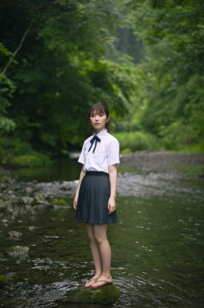 乃木坂46 小川彩が魅せる、清流での透明感ーー夏と制服と美少女たちの