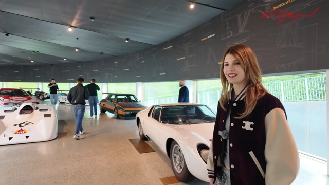 マギー、“世界で最も美しい車”に大興奮の画像