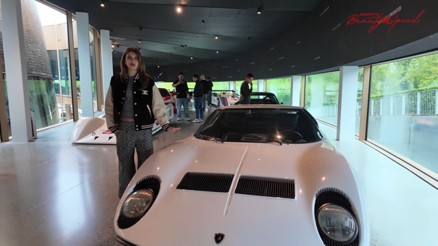 マギー、“世界で最も美しい車”に大興奮の画像