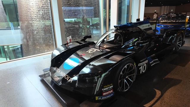 マギー、“世界で最も美しい車”に大興奮の画像