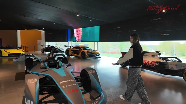 マギー、“世界で最も美しい車”に大興奮の画像