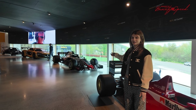 マギー、“世界で最も美しい車”に大興奮の画像