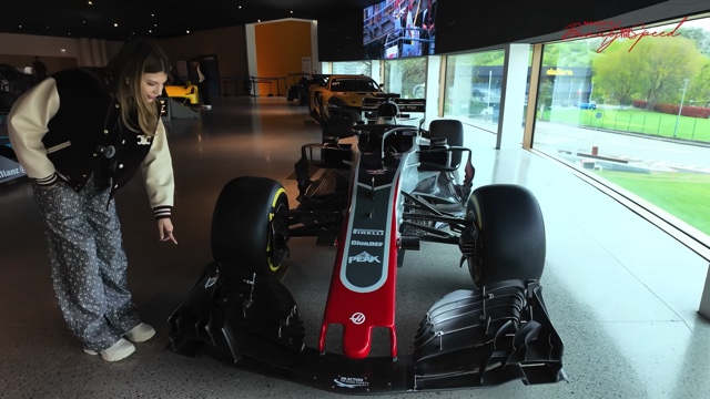 マギー、“世界で最も美しい車”に大興奮の画像