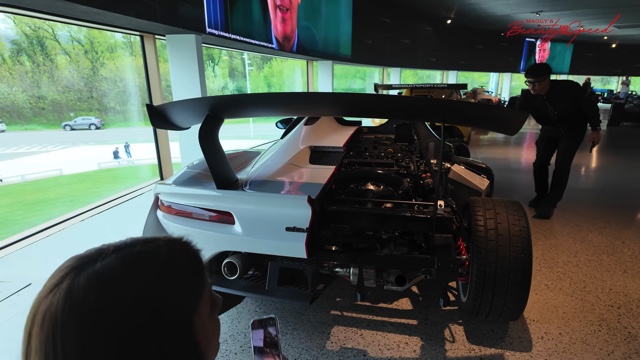 マギー、“世界で最も美しい車”に大興奮の画像