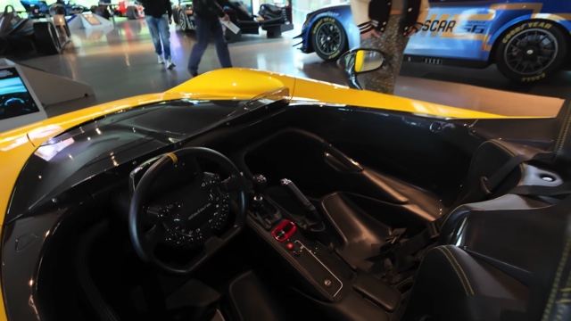 マギー、“世界で最も美しい車”に大興奮の画像