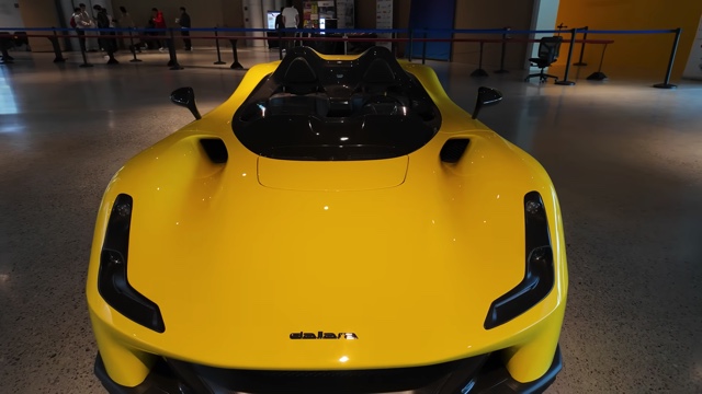 マギー、“世界で最も美しい車”に大興奮の画像