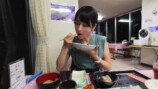 仙台の宿で晩酌をするmii