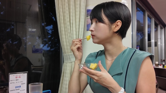仙台の宿で晩酌をするmii