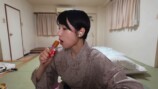 仙台の宿で晩酌をするmii