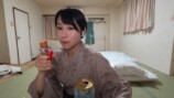 仙台の宿で晩酌をするmii