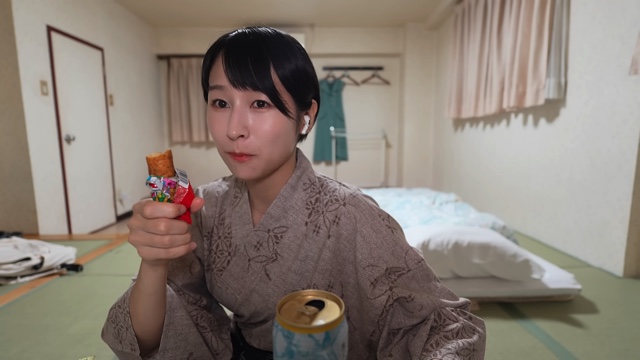 仙台の宿で晩酌をするmii