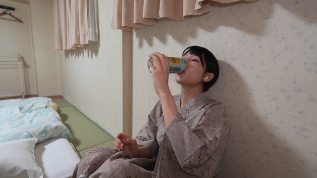 仙台の宿で晩酌をするmii