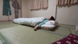 仙台の宿で晩酌をするmii